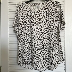 Black and White Animal print Graphic Short Sleeve Stretch Tee Blouse NWOT